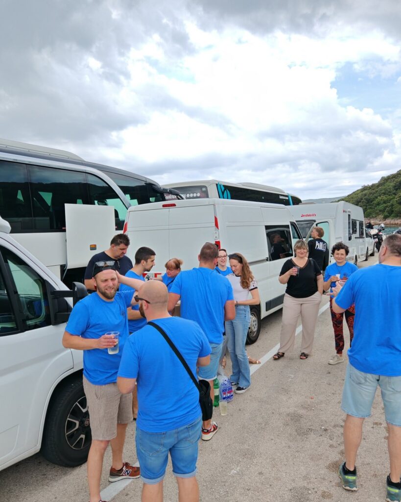 Članovi orkestra u plavim majicama na putu za Lošinj