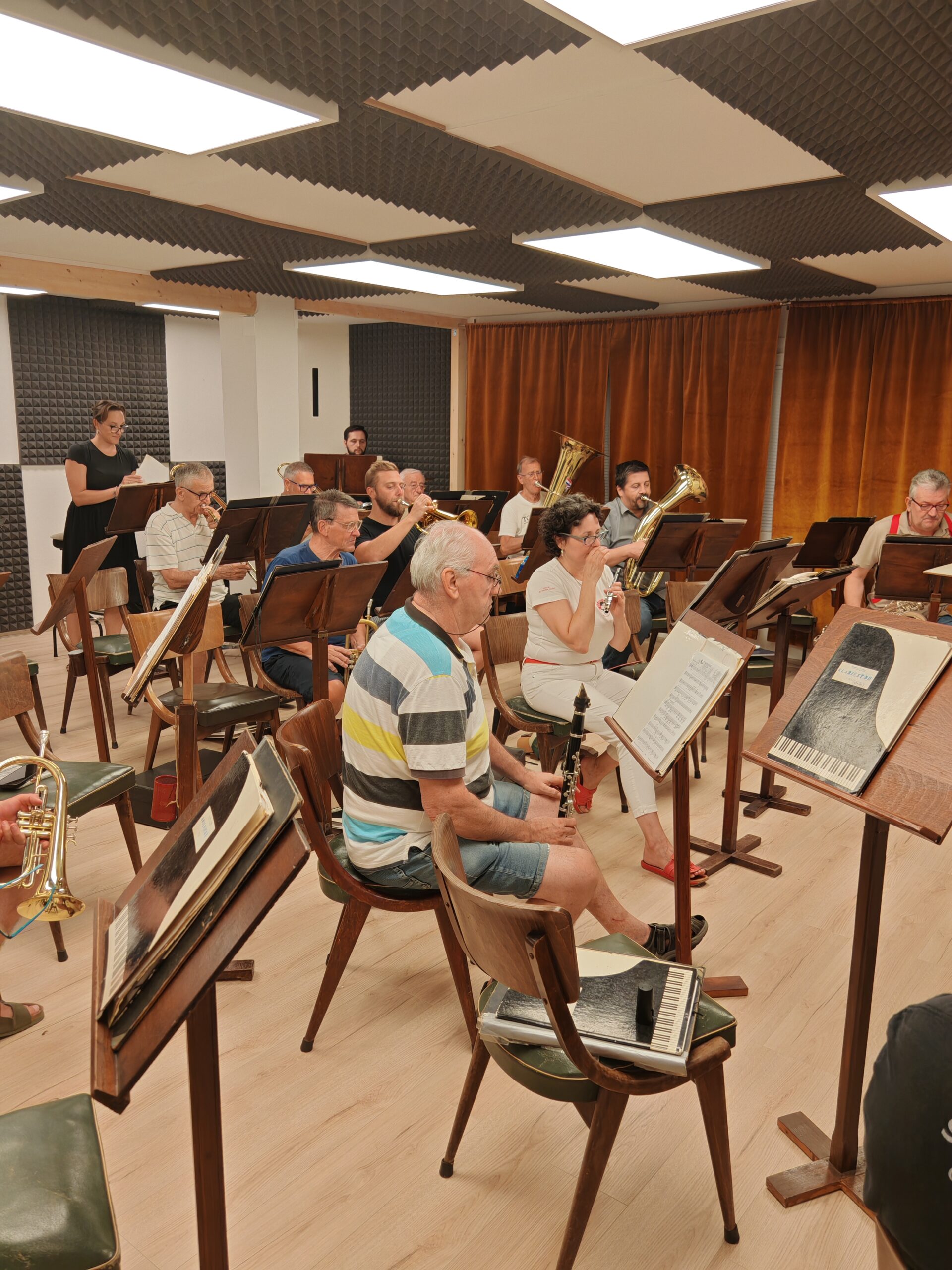 Članovi puhačkog orkestra sviraju klarinet, flautu i trubu u novoj dvorani za probe